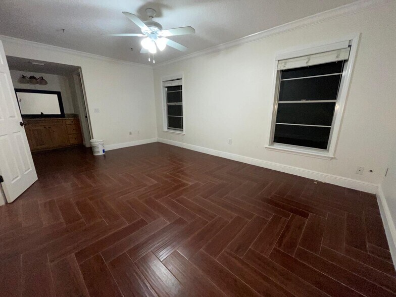 Building Photo - 8021 Sandberry Blvd
