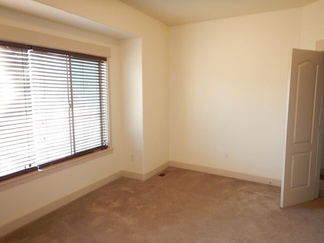 Building Photo - 2 Story, 3 Bedroom, 3 Bathroom House in He...