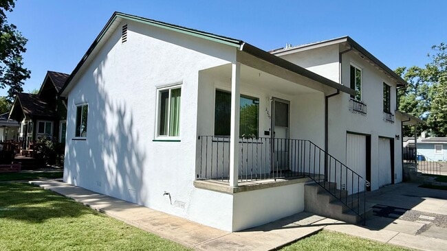 Building Photo - HOME FOR RENT