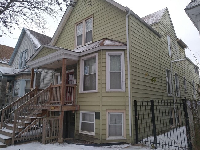 Building Photo - Nice Newly Remodeled 2Br, 1Bth, 2nd Floor -parking included