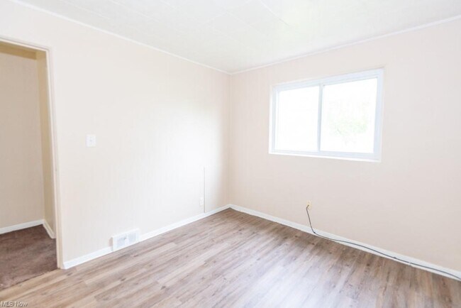 Building Photo - 211 Dalepark Dr