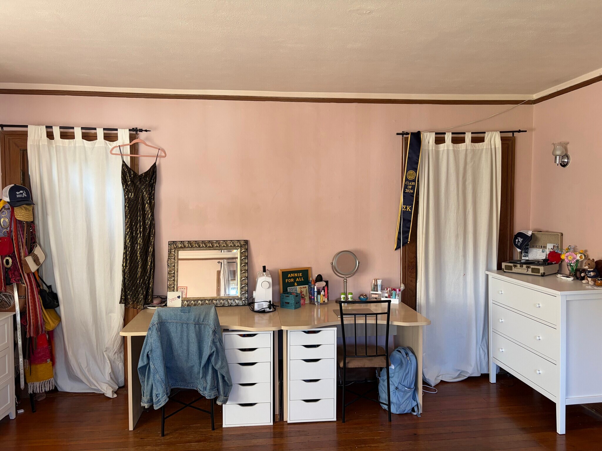 Large double bedroom (double closet end) - 2615 Parker St