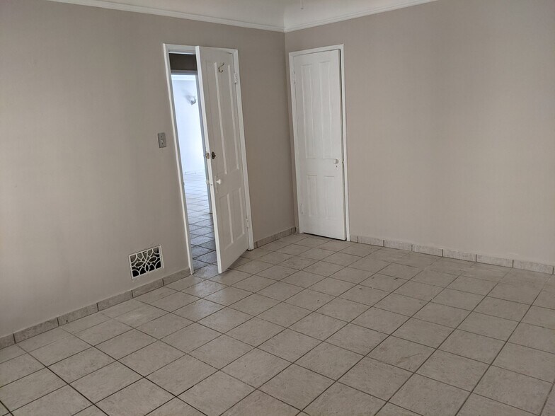 Building Photo - 451 N Oakhurst Dr