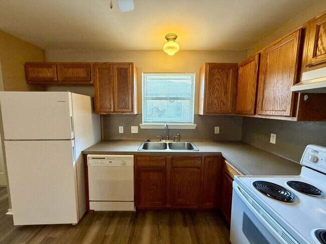 Building Photo - 2 Bedroom, 2 Bathroom Duplex!