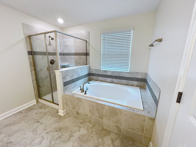 Building Photo - Spacious three-bedroom, two and a half bath home in Moss Park!