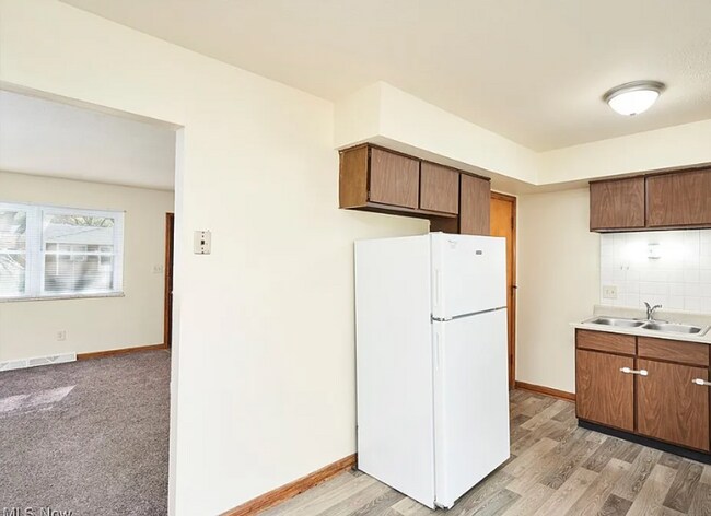 Building Photo - 923-925 Rosamond Ave