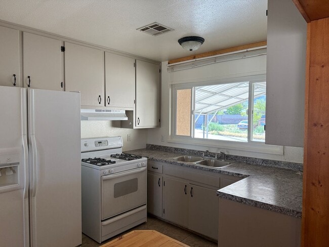 Building Photo - 2101 Aspen Dr
