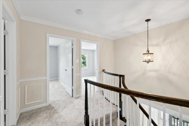 Building Photo - Stunning End-Unit Townhouse with Golf Cour...