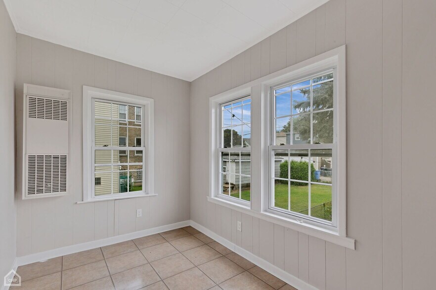 Building Photo - 3638 W Cornelia Ave