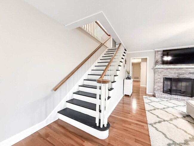 Building Photo - NO APPLICATION FEE FOR 72 HOURS! Spacious Fully-Furnished 5-Bedroom Home | Mid-Term Rental in Gre...