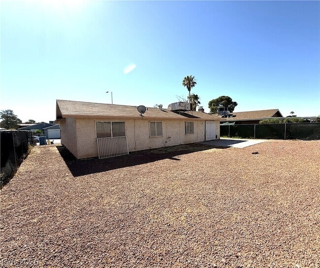 Building Photo - 2220 La Sombra St