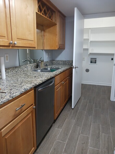Building Photo - 4334 Ocean Dr