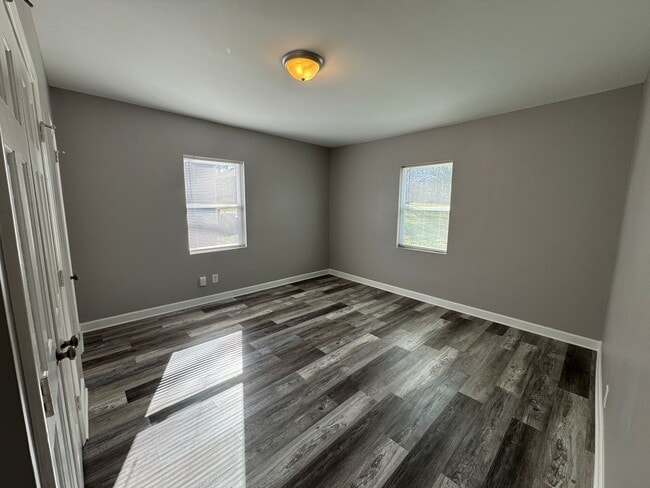 Building Photo - Available to Show