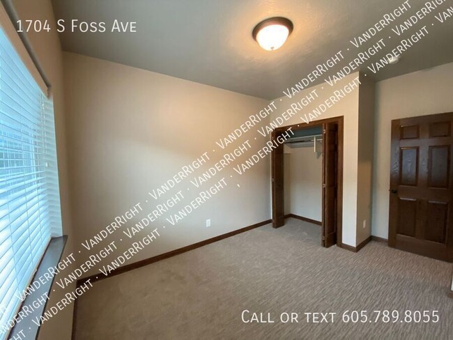 Building Photo - 1704 S Foss Ave
