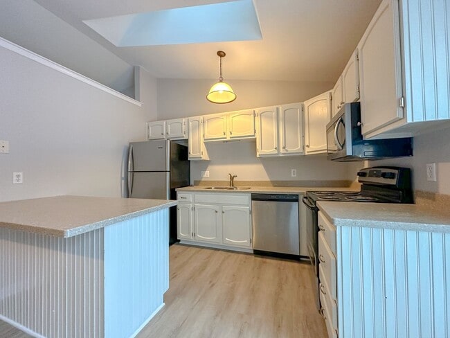 Building Photo - 3 Bedroom/2Bath Ranch inside Lake Monticello Community