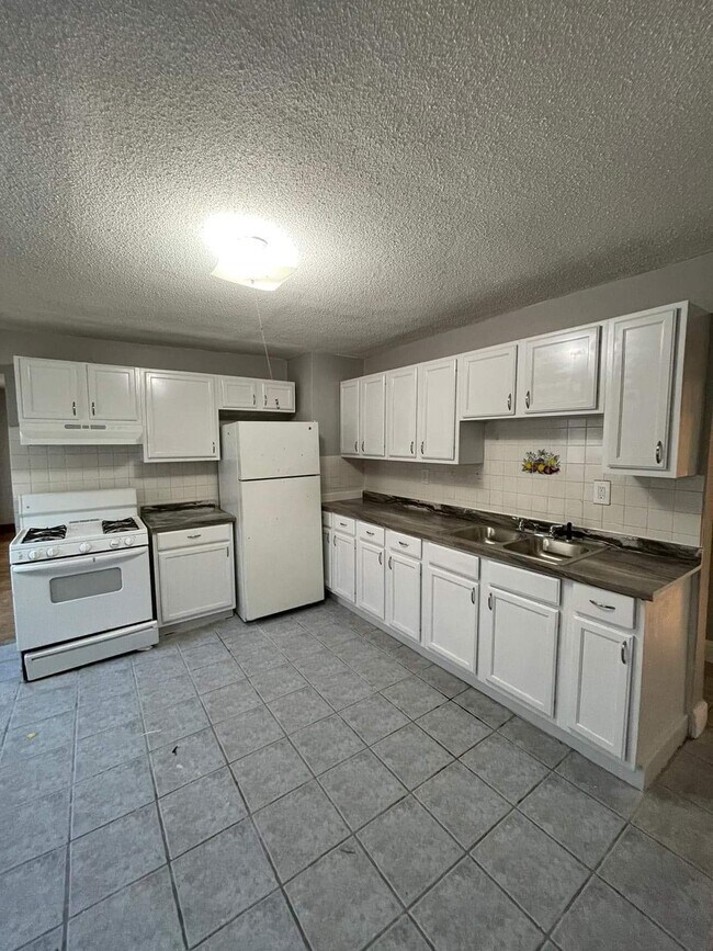 Kitchen - 47 Algonquin Plz