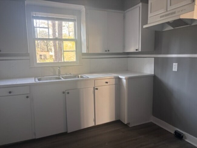 Building Photo - 2121 Oakhurst Dr