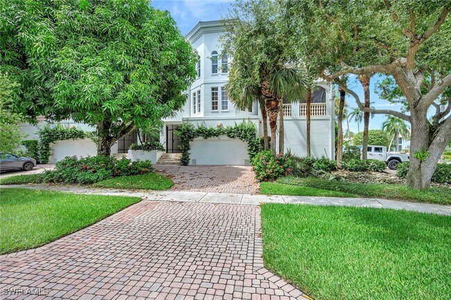 Building Photo - 1004 5th St S