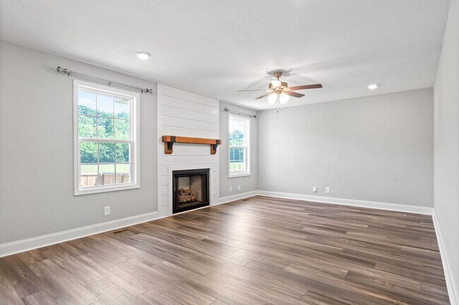 Building Photo - Beautiful Home Close to Fort Campell Ready for You to Make New Memories In