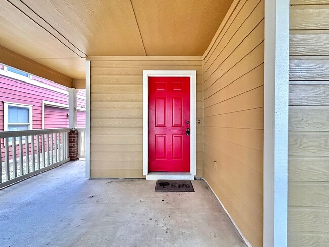Building Photo - Charming 3BR/2BA Two-Level Home with Cover...