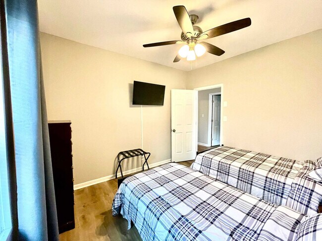 Building Photo - 2560 Hammond Dr