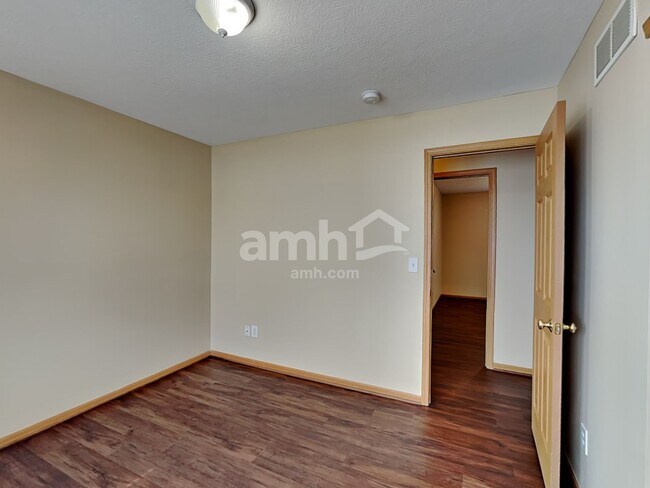 Building Photo - 2271 Landcrest Dr