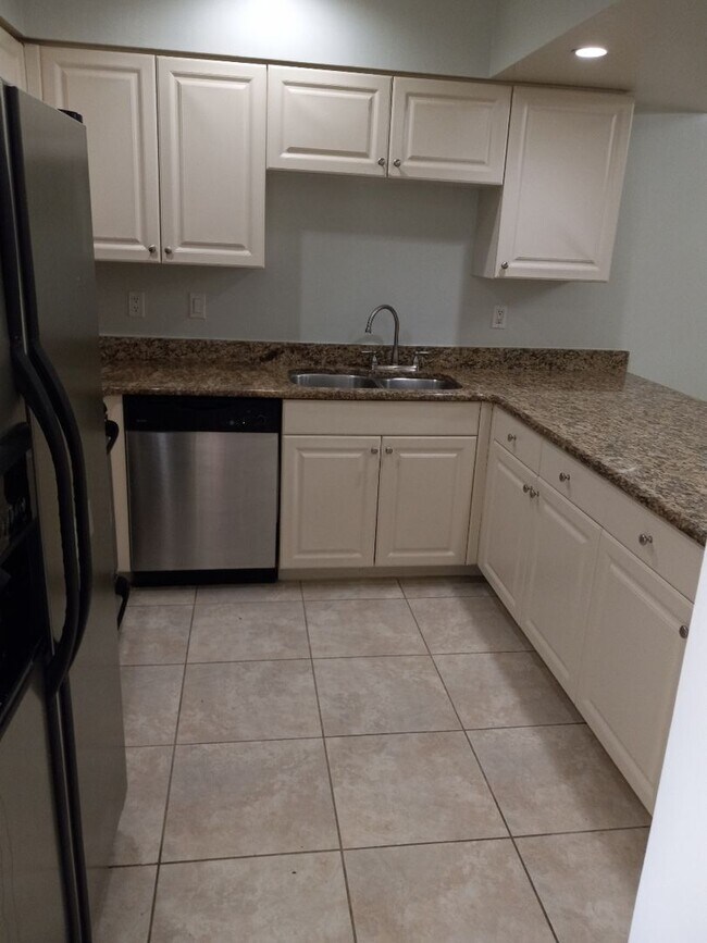 Building Photo - spacious townhouse.2 Bedrooms with 2-1/2 bathrooms