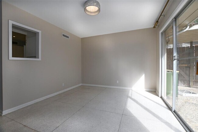 Building Photo - 1215 Briarpark Dr