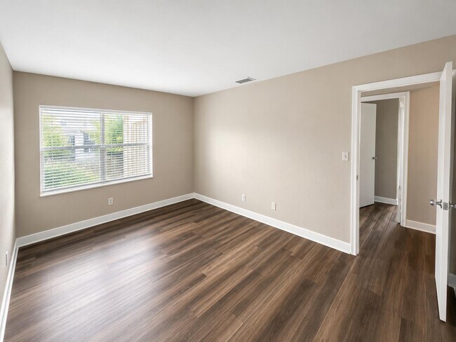 Building Photo - 4125 Woodside Dr