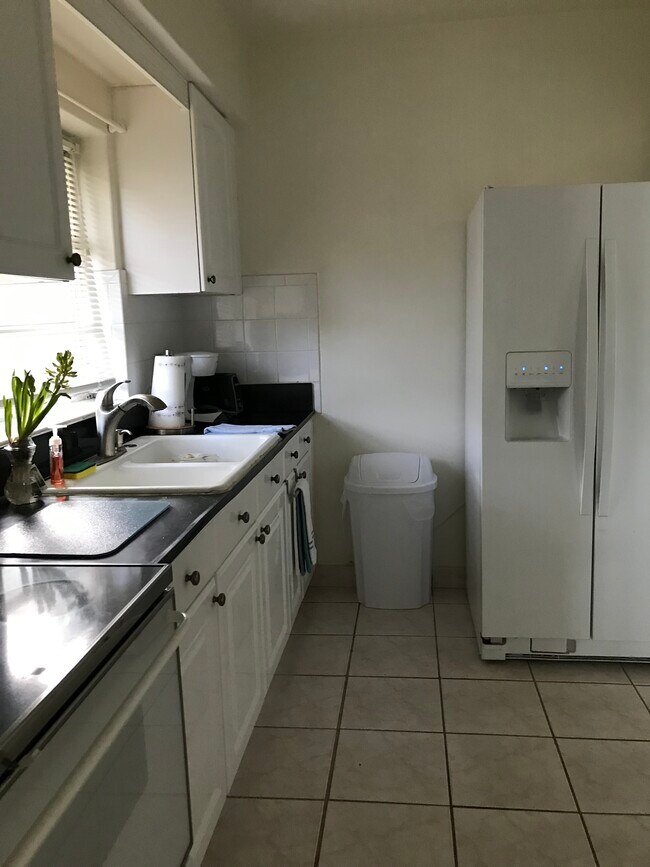 Building Photo - 10911 NE 9th Ct