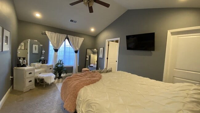 Building Photo - Gorgeous 3 Bedroom, 2 Bathroom Home in Woodridge Estates