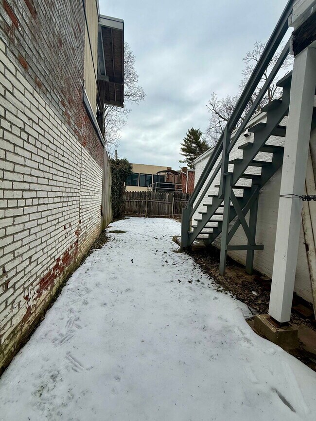 Building Photo - 242 S Queen St