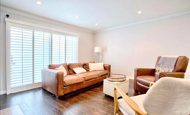 Building Photo - Amazing West LA Location - 2 bd / 2.5 ba T...