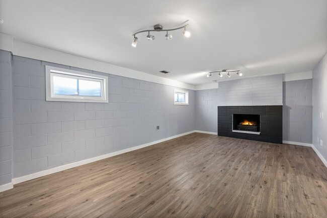 Building Photo - Spacious 3-Bed + Bonus Room in Lakewood | ...