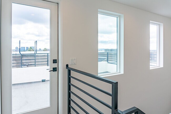 Building Photo - Beautiful Spacious Modern 3 Bedroom Townho...