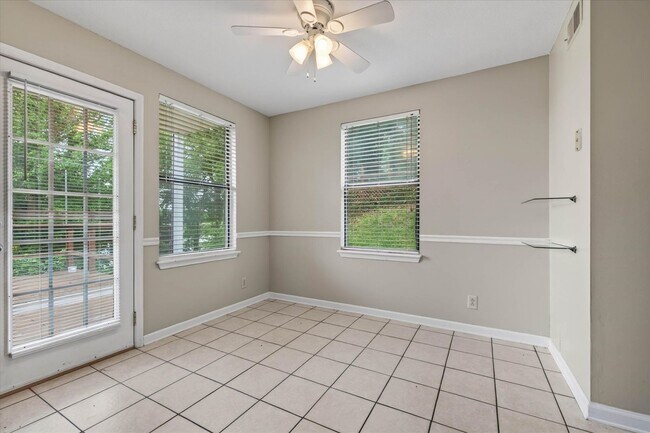 Building Photo - 921 Kingsbury Dr