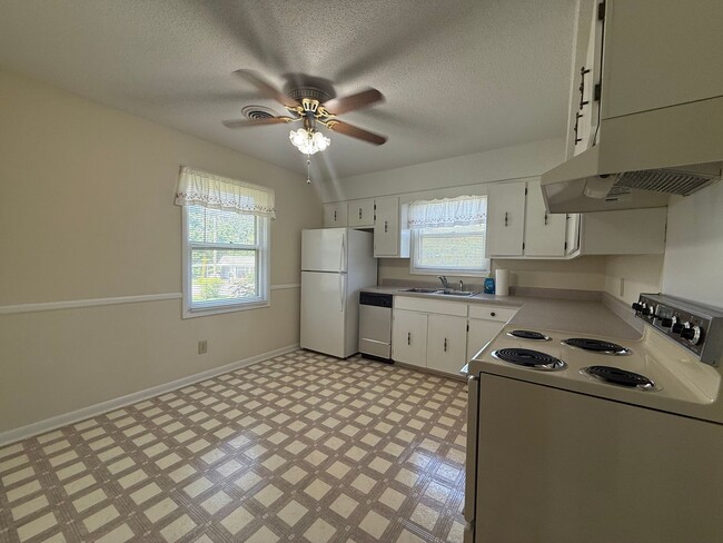 Building Photo - 1121 Woodside Dr