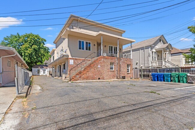 Building Photo - Newly Renovated 2 Bedroom Apartment with P...