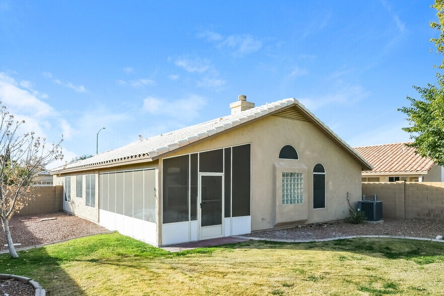 Building Photo - 9528 W Clara Ln