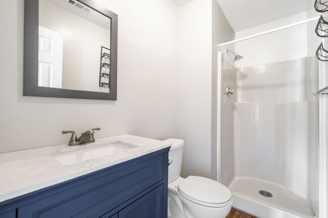 Building Photo - Beautiful 3 bedroom 2 bath house w/attached garage.