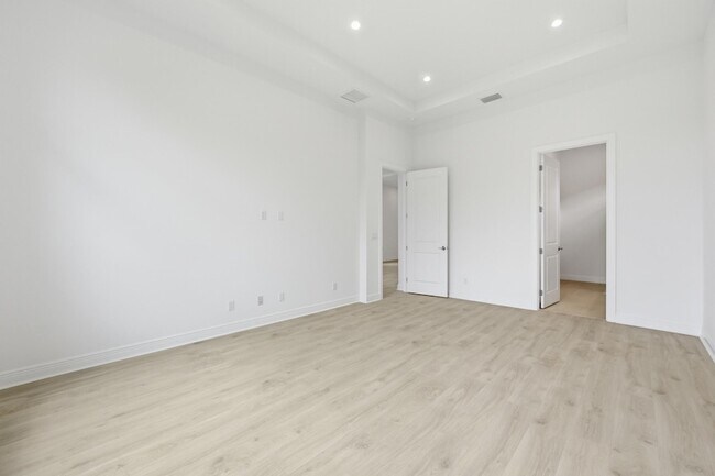 Building Photo - 140 SE Via Tirso