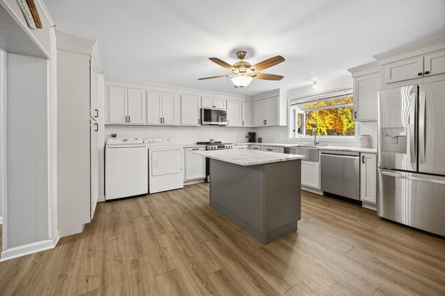 Building Photo - 678 Bartholomew Rd