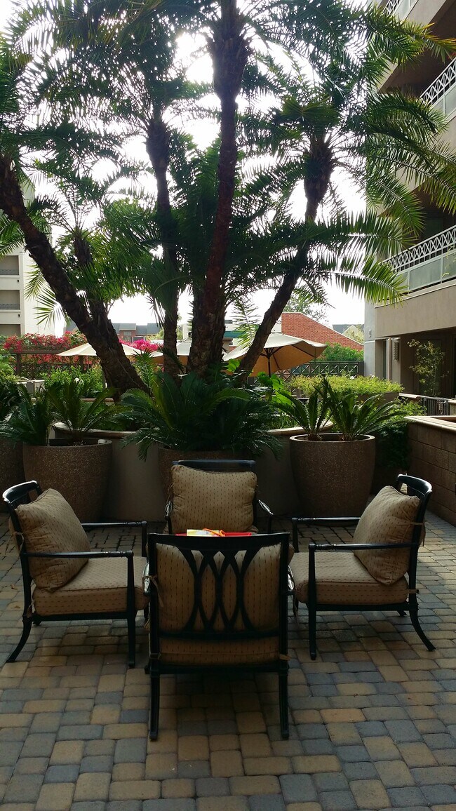 Building Photo - 931 E Walnut St