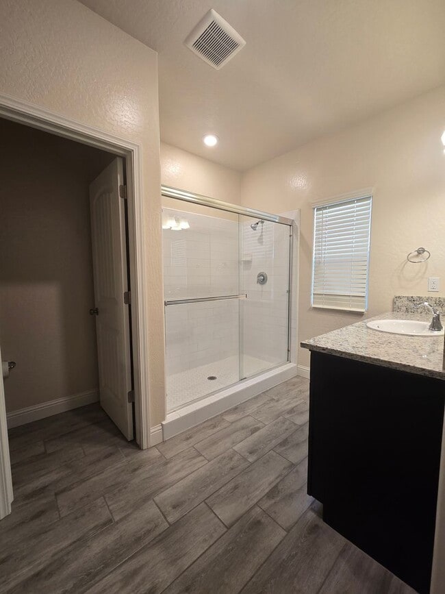 Building Photo - Beautiful home ready for your family available June!