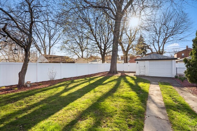 Building Photo - 9116 S Sacramento Ave