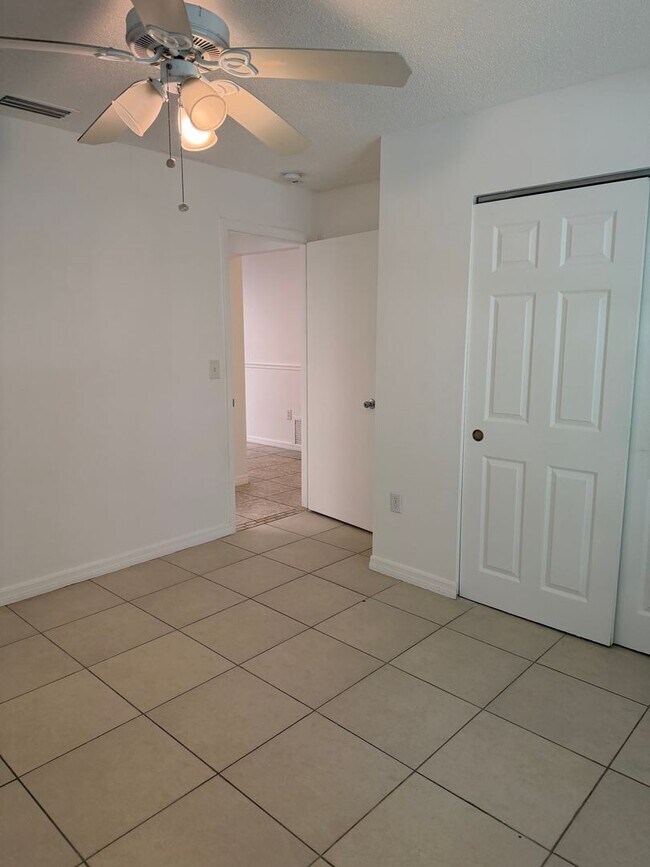 Building Photo - 2208 N Lockwood Ridge Rd