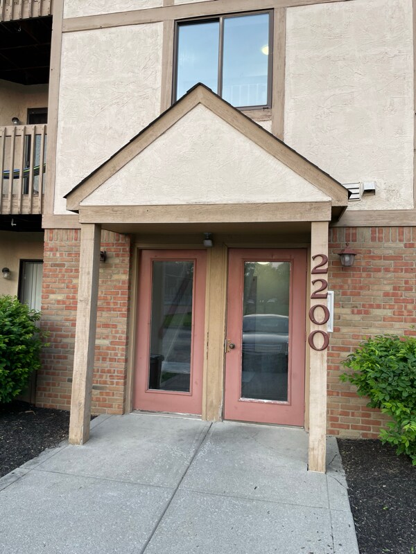 Primary Photo - 2200 Hedgerow Road
