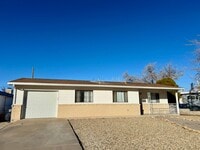 Building Photo - Spacious NE Heights Home