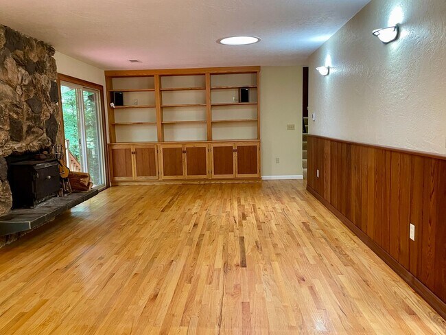 Building Photo - 4 bed, 3 bath split-level home in a private, forested setting (Bayside)