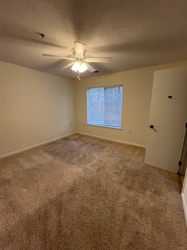 Building Photo - Don't Miss Out! 4 Bed 4 Bath! Washer/Dryer included!